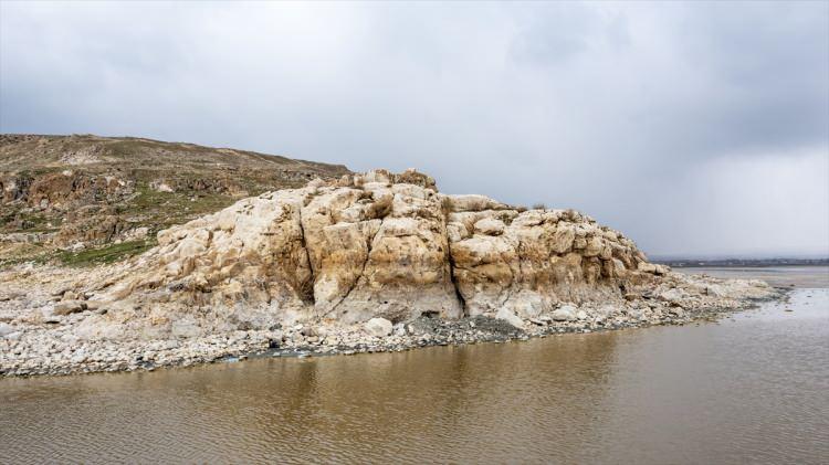 <p>Erciş'in Çelebibağı Mahallesi Madavank mevkisinde Urartu dönemine ait yerleşim alanları, açık hava tapınma alanındaki ana kayada "T" şeklinde 3 niş, kayaya oyulmuş iskele ve anakaya zeminine kazılmış lahit şeklinde mezarlar tespit edildi.</p>