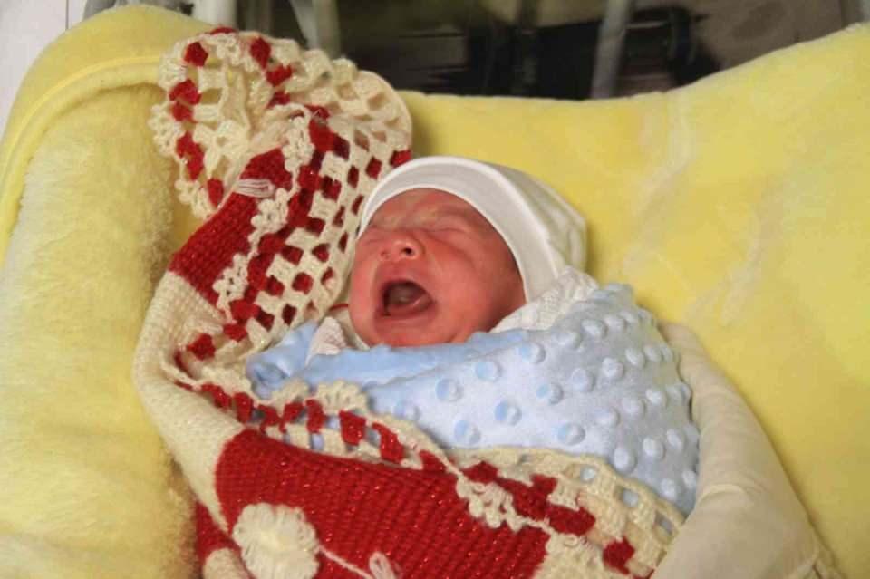 <p>Vali Ömer Toraman, Belediye Başkanı Şahin Şerifoğulları, İl Jandarma Komutanı Albay Murat Evren ve İl Emniyet Müdürü Celal Sel yeni yılın ilk bebeklerini ziyaret edip altın taktı.</p>
