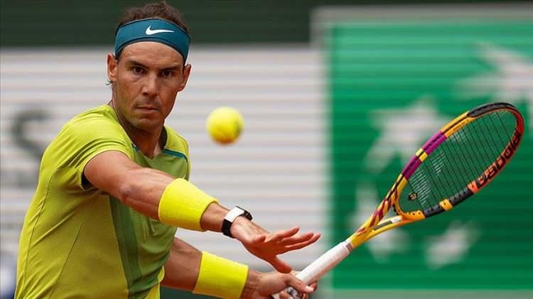 <p>Grand slam turnuvalarında 21. şampiyonluğunu kazanan İspanyol Rafael Nadal, rakipleri Federer ve Djokovic'i geride bırakarak tek başına zirveye yerleşti.</p>
