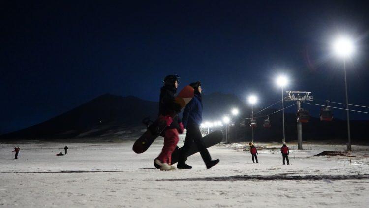 <p>Dünyanın en ünlü kayak merkezlerinde yapılan gece kayağı, Erciyes’te de özel olarak aydınlatılan pistte tatilcilere kesintisiz kayak deneyimi sunuyor. Geçtiğimiz günlerde kayak sezonunu başlatan Erciyes'te, gece kayağı da start aldı.</p>
