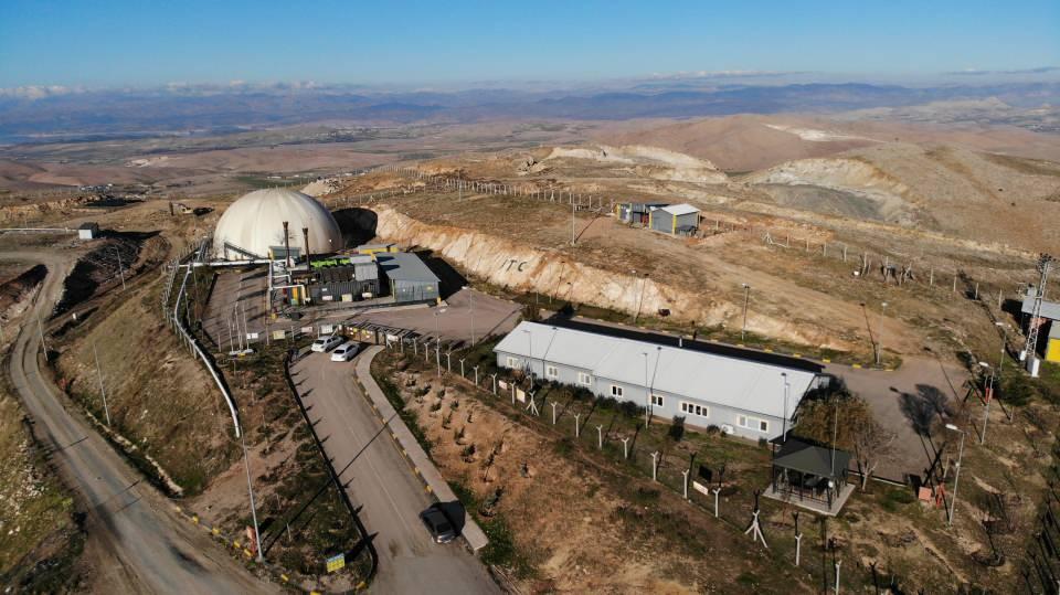 <p>Çöpler, 11 bin haneye elektrik olarak geri dönerken, aynı zamanda vahşi depolama, görüntü kirliliğini, çevreye yayılan kötü ile atmosfere salınan zararlı gazların önüne geçilmiş oluyor.</p>