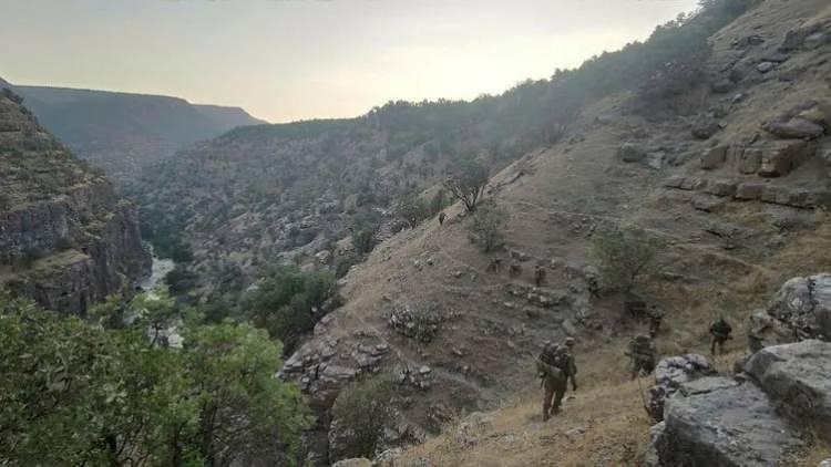 <p><strong>ABD DESTEĞİNİ AÇIKÇA SÜRDÜRÜYOR</strong></p>

<p>ABD, Suriye'de DEAŞ'la mücadele altında 2015 yılından itibaren giderek artan şekilde örgütün Suriye uzantısına yoğun silah ve mühimmat transfer etmeye devam etti.</p>
