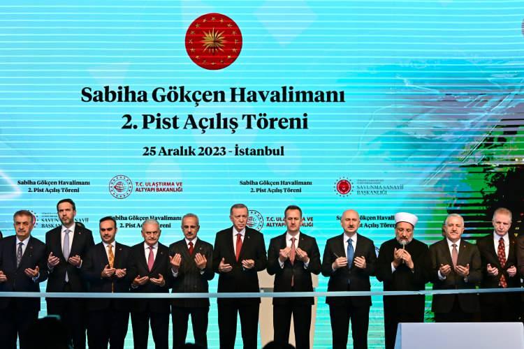 <p>Türkiye'nin havacılık alanındaki en önemli projeleri arasında yer alan Sabiha Gökçen Havalimanı'nın ikinci pisti Cumhurbaşkanı Recep Tayyip Erdoğan'ın katılımıyla açıldı.</p>
