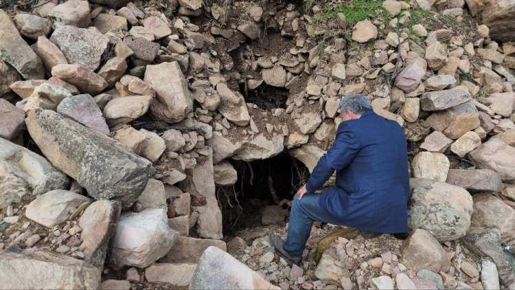 <p>Katranlık Mahallesi Muhtarı Hidayet Solak, obruk içerisinden çıkan suyun renginin siyah olduğuna dikkat çekerek, “Bu obruklar depremden sonra oluştu. Deprem günü aşağıda açılmıştı, bu şekilde. Obruktan bir su çıktı, yaklaşık 1 ay simsiyah aktı su. Aynen mazot renginde aktı su. Sonra baktık suya yanıksı bir koku var. Dokunduğun zaman elin yağlı gibi oluyordu. O su yaklaşık bir buçuk ay simsiyah aktı. Burada 20 gün oldu, oluşalı. Aynı şekilde yukarıda 2 tane ve burada açıldı onlar da yeni açıldı. Bu şekilde obruk oluştu ve 3 tane daha var” dedi.</p>