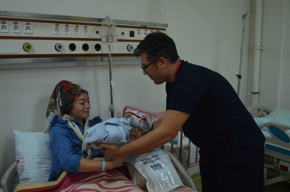 <p>2’nci çocuklarını dünyaya getirmekten dolayı mutlu olduğunu dile getiren anne Dilek Çopur, “Güzel bir duygu, Allah herkese nasip etsin. Tarif edilmeyecek bir duygu. İ</p>