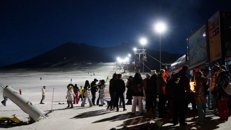 <p>Türkiye’nin en gelişmiş kış sporları merkezi haline gelen Erciyes, kayak severlere gece gündüz demeden kesintisiz kayak yapma imkanı sunuyor.</p>
