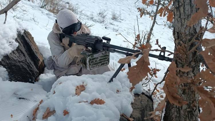 <p><strong>IRAK'IN KUZEYİNDE TSK'YI HEDEF ALDIKLARINI İLAN ETMİŞLERDİ</strong></p>

<p>Geçen ay PKK terör örgütüne ait sosyal medya hesabında yayınlanan videoda bir mağarayı sığınak olarak kullanan teröristlerden 9 kişilik bir grubun TSK'ya saldırı öncesi hazırlıkları gösterilmişti.</p>
