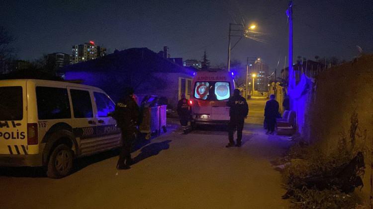 <p>20 günlük bebeğin cansız bedeni otopsi yapılmak üzere morga götürülürken, olayla ilgili soruşturma başlatıldı.</p>