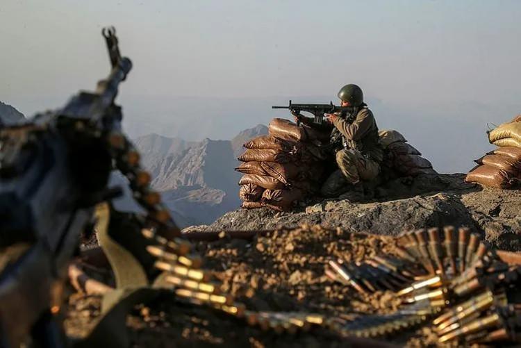 <p><strong>VATAN SİZE MİNNETTAR</strong></p>

<p>TSK'nın PKK'lıların Türkiye'ye kaçış güzergahlarını kapatmasıyla köşeye sıkışan terör örgütü geçici üs bölgelerine sızma girişimlerinde bulundu.</p>
