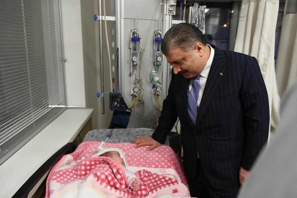 <p> Yeni yılın ilk doğan bebeği Yavuz Selim Demir oldu. Koca, hastanede tedavi gören hastaları da ziyaret ederek durumları hakkında bilgi aldı ve yeni yıllarını tebrik etti.</p>

<p> </p>
