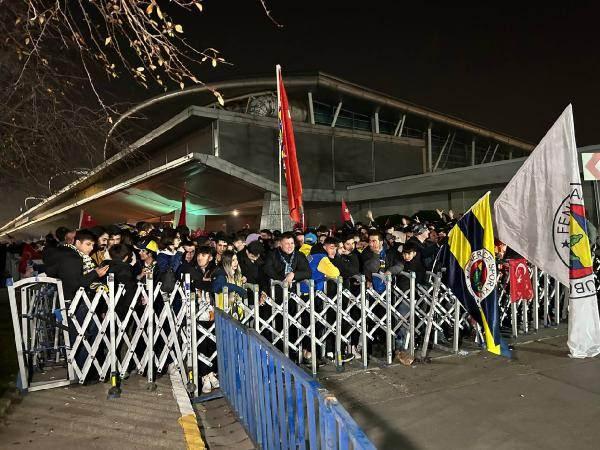 <p><strong>FENERBAHÇE'YE DE YOĞUN DESTEK</strong></p>

<p>Galatasaray ile oynayacakları Süper Kupa'nın ileri bir tarihe ertelenmesinin ardından İstanbul'a döndü. Havalimanına gelen çok sayıda taraftar, takımlarını coşkuyla karşıladı.</p>
