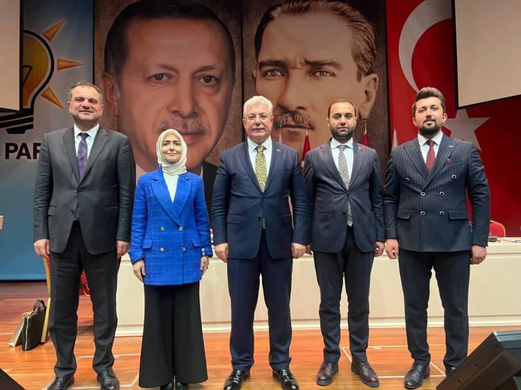 <p>Yerel seçimler için geri sayım devam ederken AK Parti'de belediye başkan adaylarının belirlenmesi için Cumhurbaşkanı Erdoğan'ın başkanlığında temayül yoklamaları devam etti.</p>
