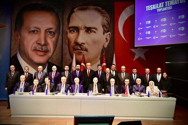 <p><strong>ELAZIĞ</strong></p>

<p>Büyük heyecanın yaşandışı AK Parti Elazığ İl Teşkilatında da temayül yoklamaları devam etti.</p>

<p>AK Parti Elazığ İl Başkanı Şerafettin Yıldırım;:</p>

<p>Bizim davamız birlik, beraberlik, kardeşlik davasıdır. Bizim davamızda 'ben' yok 'biz' var. Biz, milletimize hizmet için yola çıkmış dava arkadaşlarıyız...</p>
