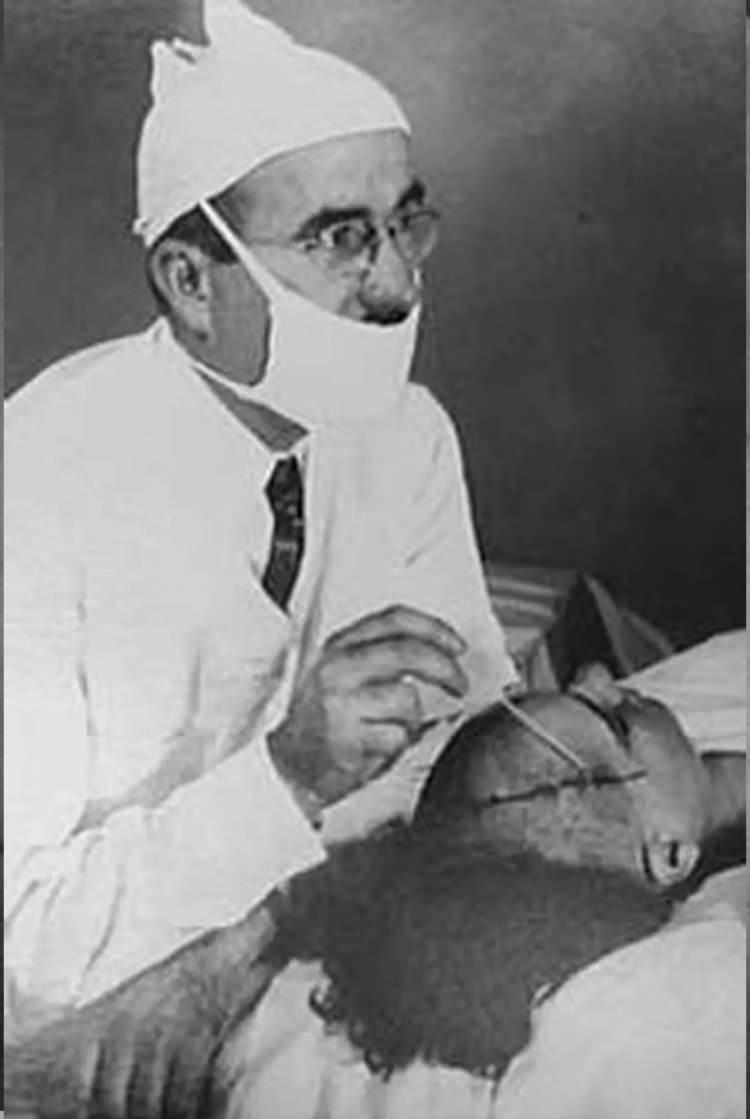 <p>Lobotomiyi icat eden kişi Dr. Freeman, Sunland Akıl Hastanesi'nde.</p>
<p> </p>
