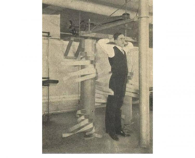 <p>Akıl hastanesinde kullanılan mekanik tokatlama cihazı.</p>