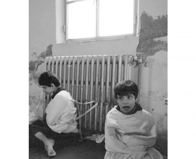 <p>Kalorifer peteğine bağlanmış Lübnanlı çocuklar, 1982.</p>