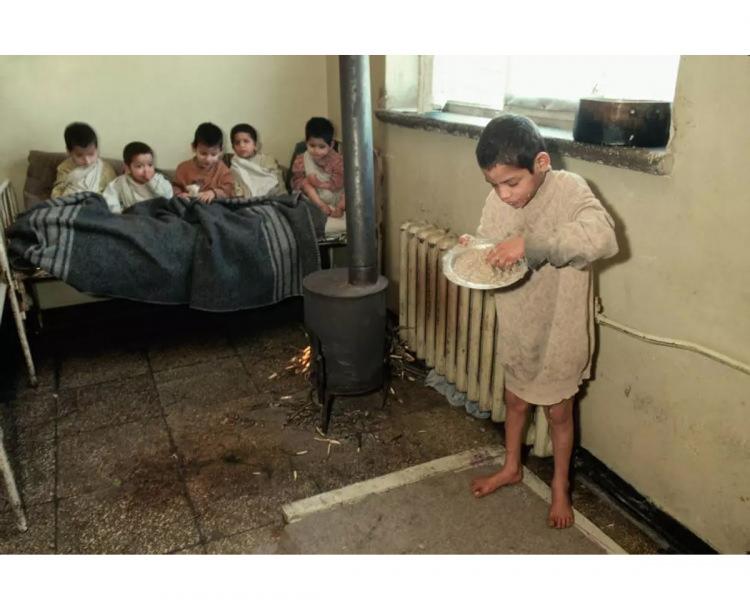 <p>Arnavutluk'taki bir sağlık merkezinden bir görüntü. Zihinsel engelli çocuklar bir odada, 1992.</p>