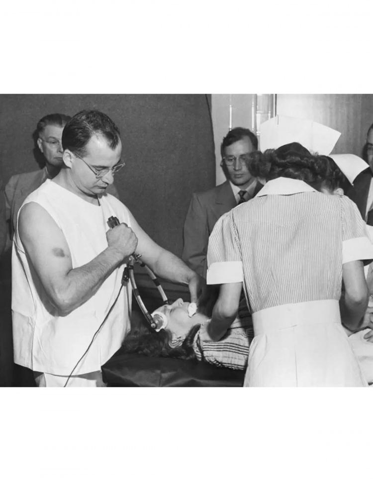 <p>Lobotomi öncesi elektroşok ve anestezi uygulaması, 1949.</p>