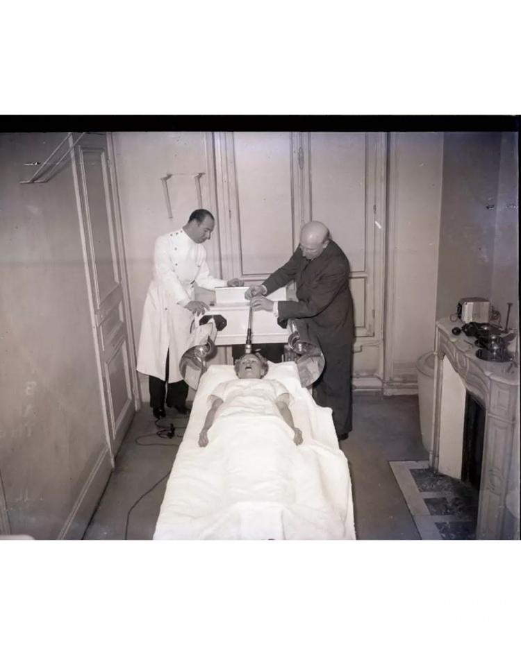 <p>Radyo dalgalarına dayanan yeni bir tedavi yöntemini hastanın üzerinde deneyen doktorlar, 1938.</p>
