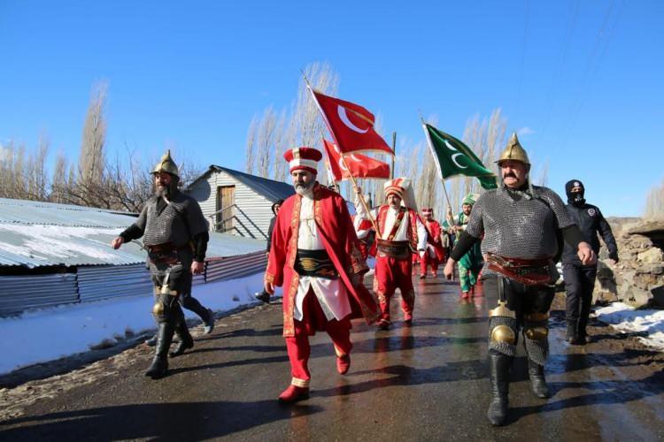 <p>Konuşmanın ardından programa katılanlar, Erzurum Büyükşehir Belediyesinin mehteran takımıyla coşkulu anlar yaşarken gösteri sonrasında söylenen kahramanlık türkülerine eşlik ettiler.</p>
<p>Birinci Dünya Savaşı sırasında Allahuekber ve Soğanlı Dağları’nda şehit olan askerler, Erzurum’un Şenkaya İlçesi Bardız Mahallesi’nde düzenlenen törenle anıldı.</p>