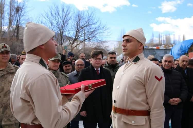 <p>Saygı duruşu ve İstiklal Marşı’nın ardından; TBMM Başkanı Numan Kurtulmuş’un mesajı okundu. Dönemin kıyafetlerini giymiş askerler tarafından Bardız Mahalle Cami minaresine 109 yıl önce olduğu gibi 83’üncü alay sancağı çekilerek ezan okunup saygı duruşunda bulunuldu.</p>
<p>Düzenlenen törenin ardından günün anlam ve önemine dair bir konuşma yapan Vali Yardımcısı Lokman Düzgün, milletimizin hakiki seciyesini ortaya çıkaran zorlu devirler içinde ayrı bir yere sahip olan Sarıkamış Harekâtı; -25 dereceleri bulan soğuk havada savaş şartlarının, kahraman askerlerimizi en çetin şekilde imtihan ettiği, Kafkasya Cephesi’nin kilit noktası olduğunu söyledi.</p>
