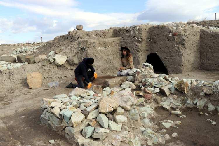 <p>Bugüne kadar Oluz Höyük'ten Amasya Müzesi'ne teslim edilen eserlerin sayısının 2 bine yaklaştığını belirten Dönmez, "Tabii bunların içinde gündelik kullanım eşyalarından dinsel objelere, mezar eşyalarından tapınakta kullanılan envanterlere kadar çok sayıda eser bulunuyor ve bunların pek çoğu da ünlü eserler." dedi.</p>
