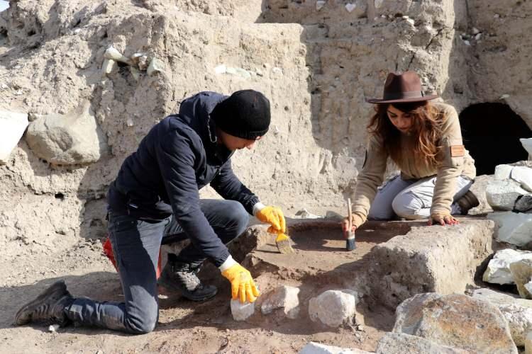 <p>Medlere ait dinsel bulgulara, mimari kalıntılara ilk defa Anadolu arkeolojisinde burada rastlandı. Kubaba Sunağı'nın doğuya doğru olan genişleme çalışmalarında çok ilginç buluntularla karşılaştık. 2022 döneminde ilk defa Anadolu'da yeni bilinmeyen bir tür seramiği tanımlayarak bunun Med seramiği olduğunu biz anladığımızda aslında 2023ün de stratejisini oluşturmuştuk.</p>