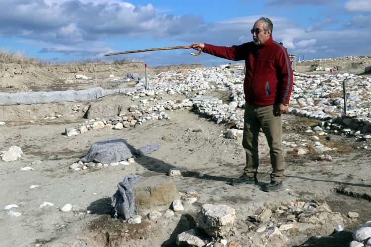 <p>2023 dönemi çalışmalarında da yine aynı bölgede Kubaba Sunağı'nın doğusunda yaptığımız çalışmalarda bu kez diğer eserlerin yanında Medler'e ait dinsel bulgulara, mimari kalıntılara ilk defa Anadolu arkeolojisinde rastladık. Bunların özelliği salt Med buluntuları olmaması, bu durum bizi çok heyecanlandırdı. Geç Frig dönemi. Yani aslında Frigler'in siyasi dönemi değil de onların daha çok kültürel etkileriyle şekillenen bir Kubaba dini, Kubaba kültürüne, Medler'in ateş kültüyle bir katkı vermiş olmaları, bir sentez yapmış olmaları."</p>