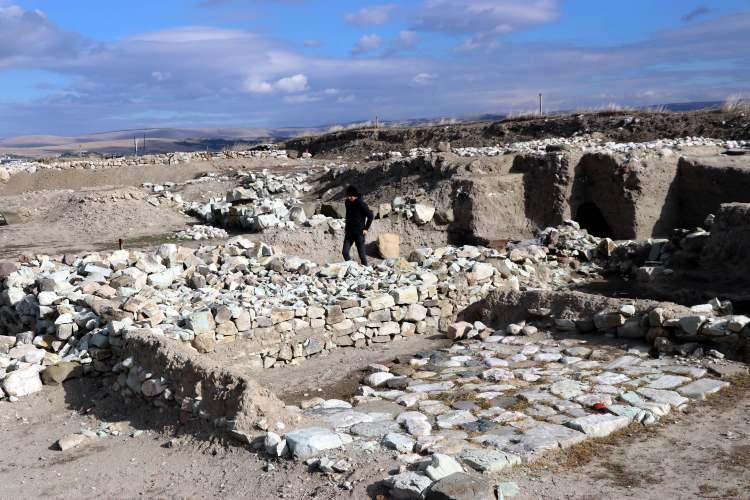 <p>Kazılarda Medler'e ait daha çok kalıntının ortaya çıkacağını ifade eden Dönmez, "Kare biçimli bu yeni sunağımızın hemen kuzeyine ateş kültüyle ilgili bir ocak yapmışlar ve burada bu ateş kültünün ocakla beraber onlarca yıl yaşadığını anlayabiliyoruz. Yuvarlak planlı bir ocak ve hemen yanı başına da kutsal külleri biriktikleri alanı da buradan saptamış bulunduk ve hemen de güneydoğusuna da bir kulemsi bir yapı oluşturmuşlar ki bunun da Med döneminde yapıldığını görüyoruz. Bunun da zannediyoruz ki burada bir ateş kültünün varlığıyla ilgili bir haberleşme kulesinin temeli olabileceği noktasında düşüncelerimiz var." diye konuştu.</p>
<p> </p>
<p>Medler'in milattan önce 600 yıllarında en güçlü dönemlerini yaşadıklarını anlatan Prof. Dr. Sönmez, şunları kaydetti:</p>