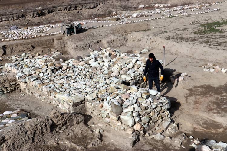 <p>"Doğuda Urartular yıkılmak üzereler ve bu arada Medler Doğu Anadolu, Van Gölü ve özellikle Erzincan koridorunu kullanarak Orta Anadolu'ya giriyorlar. Milattan önce 590 yılında Lidya Kralı ve Med kralı Kızılırmak Savaşı'nı gerçekleştiriyor. Beş yıl süren bu savaş Kızılırmak barışıyla sona eriyor ve milattan önce 585 yılında Kızılırmak'ın batısı Lidyalılara, doğusu da Medler'e ait olmak üzere bir anlaşma yapılıyor ve Oluz Höyük, Kuzey Orta Anadolu, Amasya bölgesi de bu tarihten itibaren bir Med toprağı ve Oluz Höyük de bir Med yerleşkesi haline geliyor."</p>
<p> </p>
<p>Dönmez, Oluz Höyük'teki kazı çalışmalarına 2 arkeolog ve 1 restoratörle devam ettiklerini ve yeni buluntulara ulaşmaya çalıştıklarını sözlerine ekledi.</p>
<p> </p>