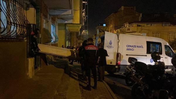 <p>. Eve giren sağlık ekipleri Özçelik'in öldüğünü belirledi. Olay yeri inceleme ekiplerinin çalışmalarının ardından Özçelik'in cenazesi Adli Tıp Kurumu'na götürüldü. </p>