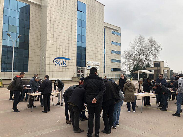 <p>Kasım sonu itibarıyla yıllık enflasyon yüzde 61,98 düzeyinde bulunuyor. Merkez Bankası'nın Piyasa Katılımcıları Anketi'nde yıl sonu enflasyonu beklentisi yüzde 65,39 olarak belirlendi.</p>
