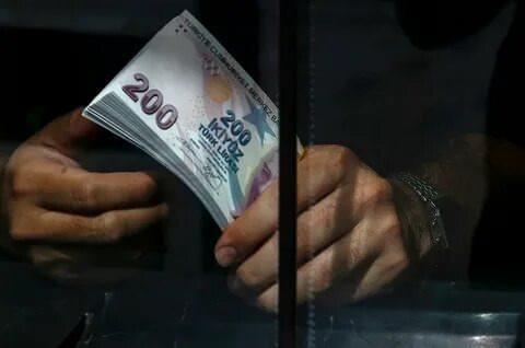 <p><strong>BÖLGESEL ASGARİ ÜCRET ÖNERİSİ</strong></p>
<p> </p>
<p><strong>2023’le birlikte başlayan süreçte ise sanayi üretiminde ve ihracatta düşüşler yaşanmaya başladı. Dünyada rekabet gücümüzün azaldığı, ihracat pazarlarımızın daraldığı, ithalatın arttığı bir dönemde, çalışan giderlerini nasıl yöneteceğimiz konusunda zorlanacağımızı düşünüyorum. Asgari ücrette tek seferlik artış yapılmasının ise işveren açısından yıllık maliyetleri belirleme noktasında faydalı olacağı kanaatindeyim. Öte yandan, asgari ücrette yapısal bir değişikliğe gidilmesi de yararlı olabilir. Ayrıca, bölgesel bir asgari ücret belirleneceği gibi, İstanbul ile diğer şehirlerde asgari ücretin farklılaşması hususu da masaya yatırılabilir.</strong></p>