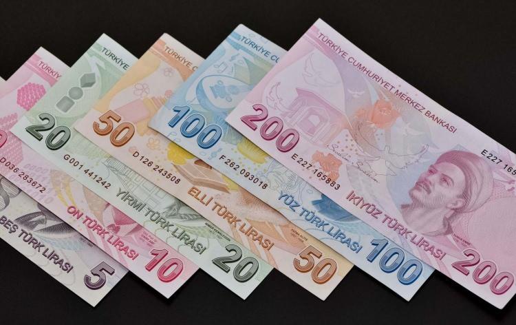 <p><strong>İHİB</strong></p>
<p>İstanbul Halı İhracatçıları Birliği (İHİB) Yönetim Kurulu Başkanı Ahmet Hayri Diler:</p>
<p><strong>Asgari ücrete yapılan artış, çalışanların refahı açısından oldukça önemli. Alım gücünün düştüğü bir dönemde yapılan artışla çalışanlarımızın bir nebze olsun rahatlayacağına inanıyoruz. Ülke olarak üretimimizi ve ihracatımızı artırmak için var gücümüzle çalışıyoruz. Burada sanayiciler ve çalışanlar kol kola yürüyoruz. Çalışanlarımızın alım gücünün artması ne kadar önemliyse, işverenlerin de desteklenmesi bir o kadar değerli. Döviz kurlarının enflasyon oranında artmadığı düşünüldüğünde ihracatçının rekabet gücünü kaybetmemesi için verilen desteklerin artmasının çok önemli olduğunu vurgulamalıyız. Bir denge üzerinde ilerlenilmesi ülkenin gelişimi için çok kritik.</strong></p>