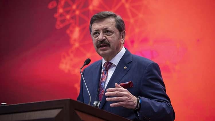 <p><strong> TOBB</strong></p>
<p>Türkiye Odalar ve Borsalar Birliği (TOBB) Başkanı M. Rifat Hisarcıklıoğlu, yeni asgari ücrete ilişkin, <strong>"17 bin 2 lira net asgari ücret ülkemize ve milletimize hayırlı olsun" </strong>dedi.</p>