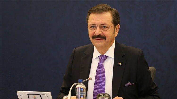 <p><strong>'ENFLASYONLA MÜCADELE KARARLI BİR ŞEKİLDE SÜRMELİ'</strong></p>
<p>Türkiye Odalar ve Borsalar Birliği Başkanı M. Rifat Hisarcıklıoğlu, 17 bin 2 lira olarak açıklanan asgari ücrete ilişkin sosyal medya hesabından açıklama yaptı. Hisarcıklıoğlu, paylaşımında şu ifadelere yer verdi:</p>
<p><br />
"17 bin 2 lira net asgari ücret ülkemize ve milletimize hayırlı olsun. Gelir vergisi dilimleri de yukarıya doğru güncellenerek çalışanların alım gücü artırılmalı. Bizim gündemimiz; üretim, yatırım, istihdam ve ihracat. Ülkemizin üretim gücünün korunması ve firmaların sürdürülebilirliğinin zarar görmemesi için enflasyonla mücadele kararlı bir şekilde sürmeli, reel sektöre destekler artırılarak devam ettirilmeli.”</p>