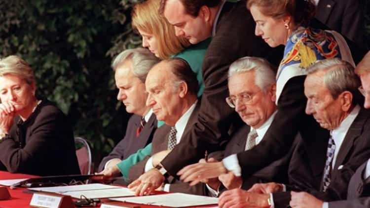 <p>Barış antlaşmasıyla ülkede yaşayan Boşnak, Hırvat ve Sırplar "<strong>ülkenin kurucu halkları</strong>" kabul edildi ve Bosna Hersek ülkesi, nüfusunun büyük çoğunluğunu Hırvat ve Boşnakların oluşturduğu Bosna Hersek Federasyonu (FBIH) ile Sırp nüfusun yoğun olduğu RS entitelerinden ve özel bir statüye sahip Brcko Bölgesi'nden, FBIH entitesi de her birinin kendi hükümeti ve meclisi bulunan 10 kantondan oluştu.</p>
