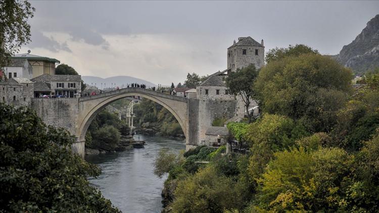<p>Bosna Hersek'te devletin en üst makamını belirleyen, Boşnak, Sırp ve Hırvat üç üyenin bulunduğu Devlet Başkanlığı Konseyi oluşturuldu ve dört yıllığına halk tarafından seçilen konsey üyeleri, dönüşümlü olarak sekiz aylığına "konsey başkanlığı" yapıyor. Ayrıca konseyin Hırvat ve Boşnak üyeleri, FBIH'de yaşayanlar, Sırp üye ise RS'de yaşayanlar tarafından seçiliyor.</p>

<p> </p>

<p>Dayton Antlaşması ile ülkede oluşan karmaşık yapıda, kanton, entite ve devlet düzeyinde 5 başkan (<strong>3'ü konsey üyeleri</strong>), 13 başbakan ve 130'dan fazla bakan yer alıyor. Ülkede bir kanun çıkarılmak istendiğinde Sırp, Boşnak ve Hırvat temsilcilerin onayı gerekiyor ve bu da dış politika gibi önemli konularda alınacak kararlarda Devlet Başkanlığı Konseyi'nin üç üyesinin de uzlaşması anlamına geliyor.</p>
