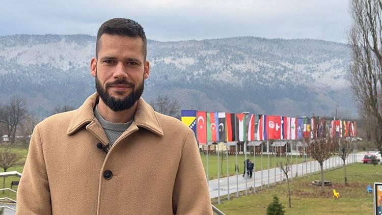 <p><strong>"DAYTON DÜZENİNİN UZUN VADEDE YÜRÜYECEĞİNİ SANMIYORUM"</strong></p>

<p>Uluslararası Saraybosna Üniversitesi (<strong>IUS</strong>) Uluslararası İlişkiler Bölümü öğretim üyesi Dr. Jahja Muhasilovic, yaptığı açıklamada, Dayton Antlaşması'nın bir ateşkes niteliği taşıdığını söyledi.</p>

<p> </p>

<p><em>Antlaşmanın uzun vadede bir çözüm üretmediğini dile getiren Muhasilovic, şöyle konuştu:</em></p>

<p> </p>

<p><strong>"Dayton'un yapmış olduğu, savaşta oluşmuş ve savaş döneminde resmileşmiş olan bir takım etnik bölünmeleri, bir şekilde daha da sabitleştirmiş oldu. Dayton düzeninin uzun vadede yürüyeceğini sanmıyorum çünkü Bosna Hersek, Dayton sisteminin en büyük kurbanı oldu. Bu, bir takım haksızlıklar ortaya çıkarıyor. Boşnak halkı, bazı araştırmalara göre ülkenin nüfusunun yüzde 60'ını oluşturuyor. Yüzde 60 olan Boşnaklarla, yüzde 10 olan Hırvatların arasında, Hırvatlar daha fazla hakka sahip olmuş oldular, bu sistemden dolayı. Sırp ve Hırvatların yıkıcı politikasını tanımış oldu Dayton Antlaşması."</strong></p>

<p> </p>

<p>Muhasilovic, Sırbistan ve Hırvatistan'ın Bosna Hersek'te yaşayan Sırpları ve Hırvatları kullandığını ifade ederek, Yüksek Temsilci'nin de büyük güçlerin isteklerini gerçekleştiren bir siyasi unsur olduğunu kaydetti.</p>
