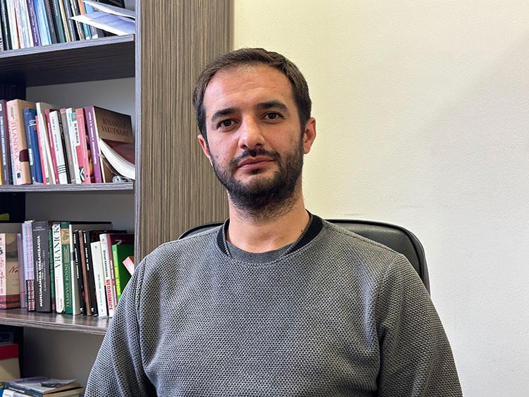<p>Uluslararası Saraybosna Üniversitesi Siyasal Bilimler Bölümü öğretim üyesi Dr. Mustafa Krupalija ise Bosna Hersek kamuoyunun, Dayton Antlaşması'nın kalıcı bir çözüm sunamayacağının farkına vardığını aktardı.</p>
<p> </p>
<p>Dayton Antlaşması'nın tarihinin geçtiğini belirten Krupalija, "<strong>Avrupa Birliği'nin 'Bosna Hersek ile ne yapmak istediği?' sorusu cevabın merkezinde bulunuyor. Boşnaklar, Sırplar, Hırvatlar olarak dediğimiz gibi tek başına veya ortaklaşa bu meseleyi çözecek konumda değiller maalesef. Bosna Hersek'te üç asli unsur var: Sırplar, Hırvatlar, Boşnaklar. Bunlar Hırvatistan'ın siyasi temsilcileri, Sırbistan'ın siyasi temsilcileri değiller. Antlaşma yapılacaksa bu Sırbistan'dan ve Hırvatistan'dan bağımsız olarak burada yaşayan Sırplar ve Hırvatların da ortaklaşa katılacağı ve Boşnaklarla anlaşacağı veya uzlaşacağı bir çözüm üzerine olmalı diye düşünüyorum.</strong>" değerlendirmesinde bulundu.</p>
<p> </p>
<p>Krupalija, son dönemde AB menşeili bazı politikaların birliğe üye olan Hırvatistan'ın politikalarına göre yapıldığını gördüklerini dile getirdi.</p>