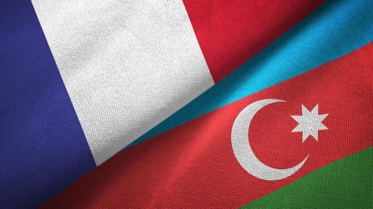 <p><strong>AZERBAYCAN VE FRANSA ARASINDA DİPLOMAT KRİZİ</strong></p>
<p> </p>
<p>Fransa Büyükelçiliğinin 2 çalışanının Azerbaycan’da <strong><em>“istenmeyen adam"</em></strong> ilan edilmesi konusuna açıklık getiren Bayramov, <strong><em>“Azerbaycan'daki Fransız büyükelçiliğinin iki çalışanını "istenmeyen adam" ilan edilmeden 2 gün önce Fransa büyükelçiliğine bir nota gönderilerek bu kişiler hakkında Azerbaycan’ın ilgili kurumlarında ciddi kanıtların bulunduğu ve konunun araştırılması gerektiği vurgulanmıştı. Onları bu konuları araştırmak için davet etmiştik. Fransa tarafı kendi çalışanlarının suçsuz olduğuna emin olsaydı, bu konu araştırabilirdi. Ancak buna yanaşmadılar ve Fransa Büyükelçisi, Dışişleri Bakanlığı'na davet edildi ve protesto notası büyükelçiye sunularak 48 saat içinde bu kişilerin Azerbaycan’ı terk etmesi istendi. Fransa Büyükelçimiz Leyla Abdullayeva dün Fransa Dışişleri Bakanlığı'na çağrıldı ve herhangi bir gerekçe ortaya koyulmadan, 2 Azerbaycanlı diplomatın 48 saat içinde Fransa’yı terk etmesi ile ilgili karar kendisine sunuldu. Fakat bizim adımımız ile Fransa'nın adımı arasında büyük fark var, biz delillerle konuşmuştuk ve Fransa tarafında bu araştırmanın yapılmasını teklif etmiştik”</em> </strong>dedi.</p>