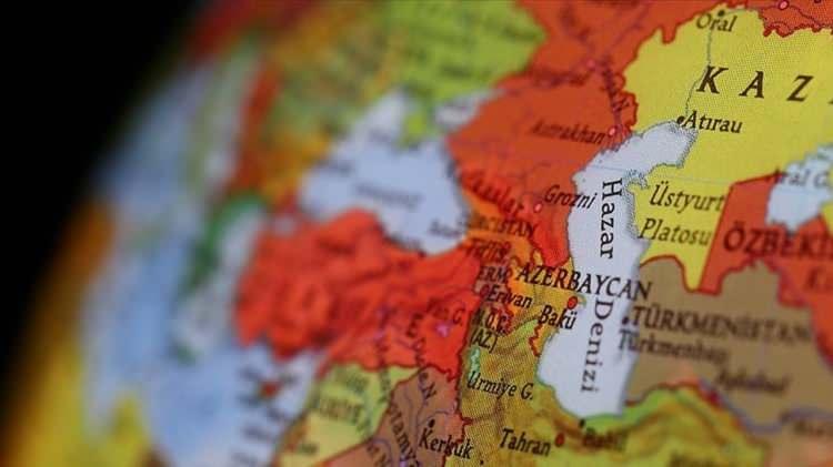 <p><strong>"ERMENİSTAN SİYASİ İRADE GÖSTERİRSE BARIŞ YOLU AÇILIR"</strong></p>
<p><br />
Azerbaycan ile Ermenistan arasındaki barış anlaşmasına ilişkin süreçlerin önündeki engellere değinen Bakan Bayramov, <em><strong>“Meselenin bir geçmişi olduğunu da anlıyoruz. Buradaki yaklaşım her noktada anlaşmaya varmak yönündeyse bu çok uzun bir süreç olabilir. Bunun yerine yaklaşımımız her iki tarafın da mutabakata varacağı bir belge ortaya koymak. Bu, barış yönünde çok ciddi bir adım olabilir. Bunun olmasını engelleyen faktörlerden bahsedecek olursak, burada işgal faktörü büyük rol oynadı. 2020'den sonra ümit ediyorduk ki, süreç hızlı ilerleyecek, Ermenistan yasadışı silahlı gruplarını topraklarından çıkaracaktı. Ancak biz bunun da şahidi olmadık. Ermenistan siyasi irade gösterirse barış anlaşmasına giden yol açıktır. Bir sonraki aşamada neler olacağını göreceğiz”</strong></em> dedi.</p>