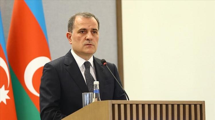 <p>Azerbaycan Dışişleri Bakanı Ceyhun Bayramov, Azerbaycan'ın bu yıl dış politikasında yaşanan gelişmelere ilişkin basın toplantısı düzenleyerek gazetecilerin sorularını yanıtladı.</p>
