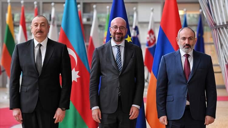 <p><strong><em></em>"TARAFSIZ ÜÇÜNCÜ BİR ÜLKEDE VEYA ERMENİSTAN-AZERBAYCAN DEVLER SINIRINDA GÖRÜŞEBİLİRİZ"</strong></p>
<p><br />
Azerbaycan ile Ermenistan arasındaki sınır komisyonunun Azerbaycan-Ermenistan sınırında 2 defa bir araya geldiğini hatırlatan Bayramov, “Biz de tarafsız üçüncü bir ülkede veya Ermenistan-Azerbaycan devlet sınırında görüşebiliriz teklifinde bulunduk. Prensip olarak Ermenistan ve Azerbaycan'ın dışişleri bakanları ve heyetleri herhangi bir hassasiyet oluşturmamak kaydıyla devlet sınırında buluşabilirler. Böyle bir öneri tarafımızdan dile getirildi. <strong></strong>Zamanı geldiğinde bu tür toplantıların Azerbaycan ve Ermenistan'da yapılması ihtimaline gelince, neden olmasın. Bunu er ya da geç göreceğimizi düşünüyorum” dedi.</p>