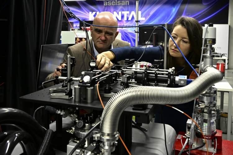 <p>Bu çalışmalar için laboratuvarda bir dizi özel test ortamı bulunuyor. Çalışmalar sırasında termal gürültülerin etkisini en aza indirmek için "mutlak sıfır" derece koşulları oluşturuluyor. Bunun için -273 dereceye yakın sıcaklıklarda çalışma yapılıyor. Laboratuvarda, ışığı oluşturan parçacıkların enerji seviyesinde çalışmalar yürütülüyor.</p>
<p> </p>