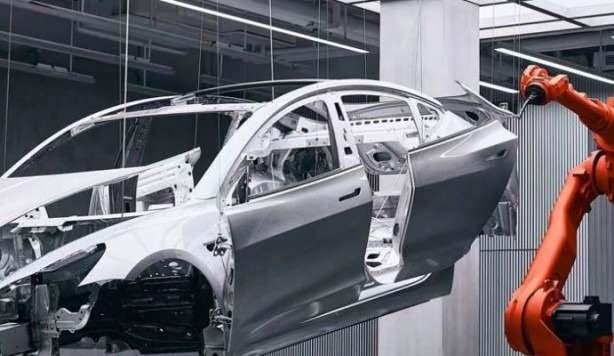 <p>Ayrıca, İşçileri Savunma Projesi, Tesla'nın yüklenicilerinin bazı işçilere sahte güvenlik sertifikaları verdiğini iddia ederek İş Güvenliği ve Sağlığı İdaresi'ne (OSHA) şikayette bulundu.</p>