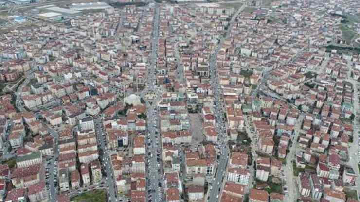 <p><strong>'ÇERKEZKÖY'ÜN İL OLMASI GEREKMEKTEDİR'</strong></p>
<p>Toplantıda konuşan Çetin, “Ülkemizdeki en hızlı büyüyen ilçelerden bir tanesi Çerkezköy. Özellikle sanayi alanında cazibe merkezi olan Çerkezköy, ilçe vasfı ile artık bu hızlı büyümeyi kaldıramayacak durumdadır. Daha da gelişmesi, üretim üssü olarak ülkemizin parlayan yıldızı olan Çerkezköy, bu özelliğini her alana açabilmesi için de il vasfına kavuşmalıdır. Coğrafi konum, nüfus, il merkezine uzaklık, başta hızlı tren hattı olmak üzere lojistik anlamda da çeşitliği fazla bir bölge. Çerkezköy, gelişmeye devam ediyor. Bu gelişimin devam etmesi, ülkemize sağlanacak katma değerin artması adına Çerkezköy’ün il olması gerekmektedir. Kısa bir süre sonra sınırlarımız artık bu yükü göç taşıyamaz duruma gelecektir. Bölgemizdeki sorunların ivedilikle çözülmesi, hızlı karar alabilme yetkisinin olabilmesi de bölgemize ve ülkemize değer katacaktır. Burada gerçekleştireceğimiz çalışmaları, belirli bir plan dahilinde hazırlayıp, gerekli mercilere sunmalıyız” ifadelerini kullandı.</p>