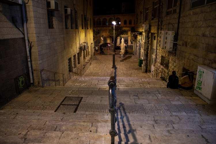 <p>Batı Kudüs'te günlük hayatın merkezi konumundaki Yafa Caddesi'nde, dünyanın pek çok şehrinin aksine, süsleme ve ışıklandırma yapılmadı.</p>
