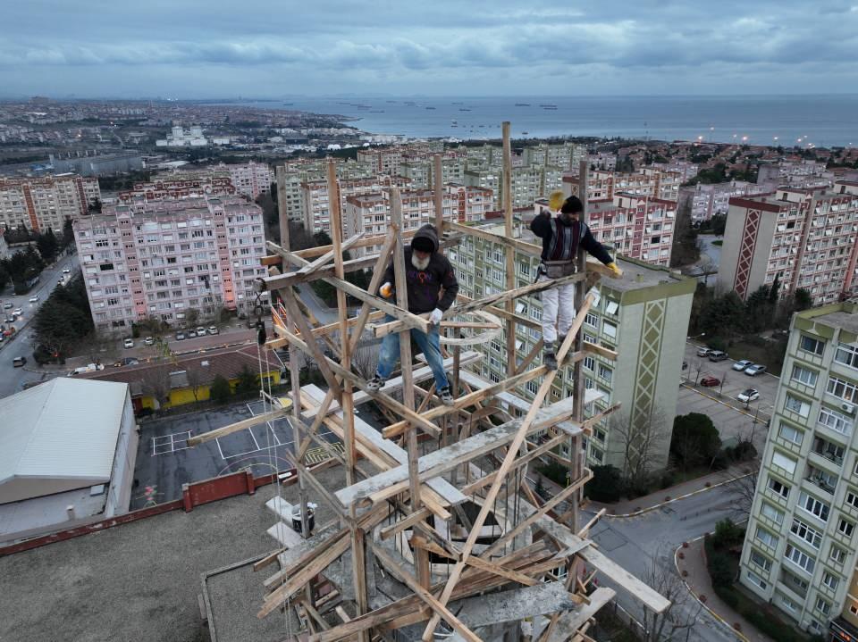 <p>Rizeli minare ustası Hasan Yazıcı, 57 yaşında 164’uncu minaresini İstanbul Beylikdüzü’nde bulunan Marmara Camii'nde inşa ediyor. Yaşına rağmen 200 basamaklı minareyi günde en az 10 kez inip çıkan Yazıcı, adeta düz yolda yürür gibi iskeleye tırmanıyor.<br />
 </p>
