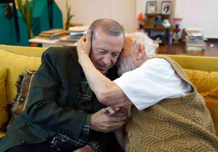 <p>Cumhurbaşkanı Recep Tayyip Erdoğan, neyzen Niyazi Sayın’ı Üsküdar’daki evinde ziyaret etti.</p>
